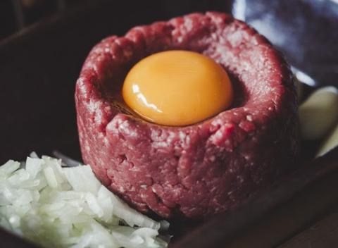 Šťavnatý steak z pravej sviečkovice alebo čerstvý tatarák s hriankami. Doprajte si poriadny kus mäsa v pivárni Budík. 