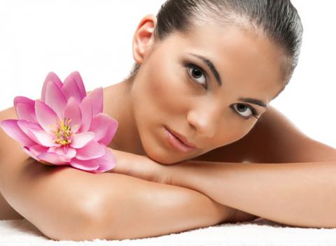 Hĺbkové čistenie pleti s masážou tváre a dekoltu kozmetikou Skeyndor či Germaine de Capuccini‎. Vychutnajte si starostlivosť o váš vzhľad.