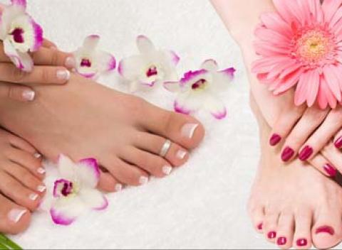 Doprajte si krásne gélové nechty na nohách a rukách. Zahoďte starosti a ukážte letnému svetu, že Vy máte „drápky ako zo škatuľky“!