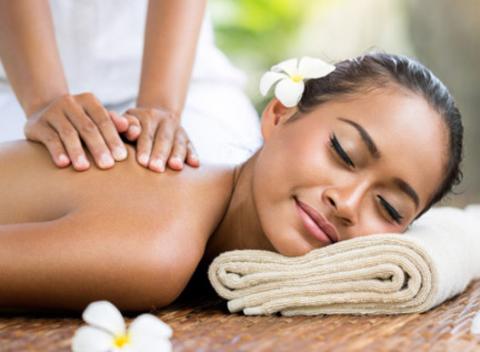 Doprajte si skvelý relax a uvoľnenie v Centre relaxu v Bratislave. Masáž chrbta a šije, reflexná masáž alebo relaxačná čakrová aroma masáž.