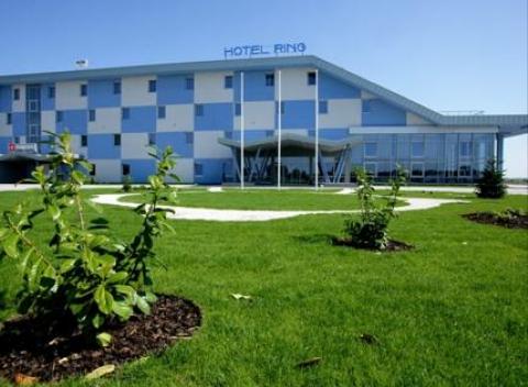 Relax pre dámu a rozbesnené autá pre pána. Pobyt v hoteli Ring, ktorý je súčasťou areálu Slovakia Ring pri dedinke Orechová Potôň.