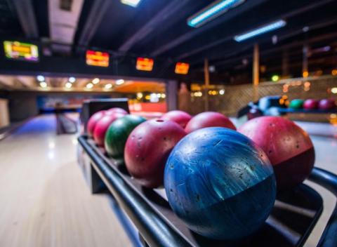 Vyberte sa s celou partiou a užite si skvelú zábavu. Bowling pre 2 až 8 osôb alebo biliard v Bowling Disco Clube.