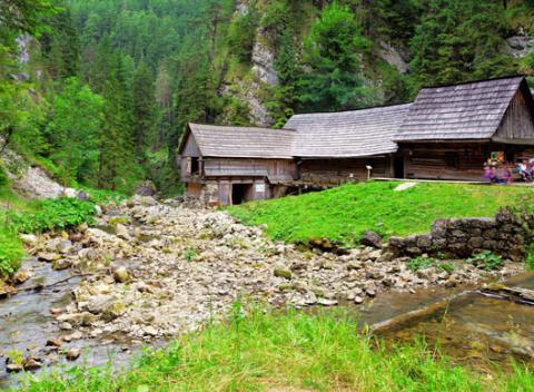 Doprajte si oddych v najkrajšej časti západných Tatier v malebnej dedinke Zuberec. Rodinný pobyt plný zábavy a relaxu v Penzióne Antares***.