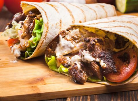 Šťavnatý kurací kebab, ktorý si môžete vziať so sebou alebo vychutnať s kamošmi na terase známej reštaurácie Palmyra v Mlynskej doline. 