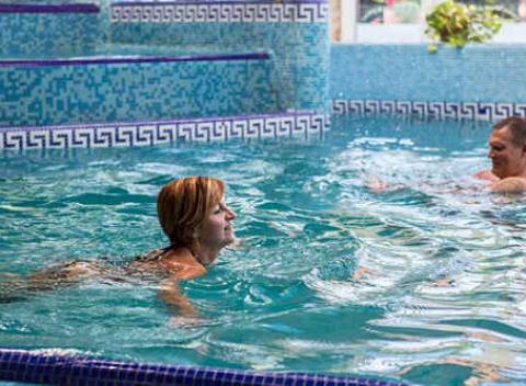 Užite si romantickú dovolenku na brehu Dunaja. Komfortný wellness pobyt s polpenziou v Kék Duna Wellness Hotel**** v Maďarsku. 