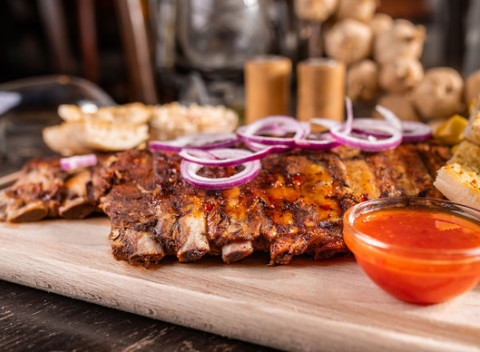 Pečené bravčové rebierka v pikantnej marináde alebo mexická polievka v známom Hacienda & El Diablo.