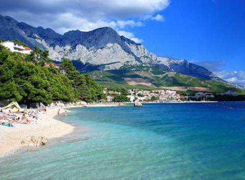 Pohodlná dovolenka v Chorvátsku plnom zábavy a relaxu. Pobyt v apartmánoch alebo na izbách s možnosťou polpenzie v stredisku Baška Voda.