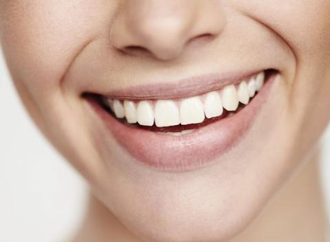 Na úsmeve záleží! Všetci sa radi smejeme, úsmev nám robí krásny deň. Profesionálna dentálna hygiena s darčekom.