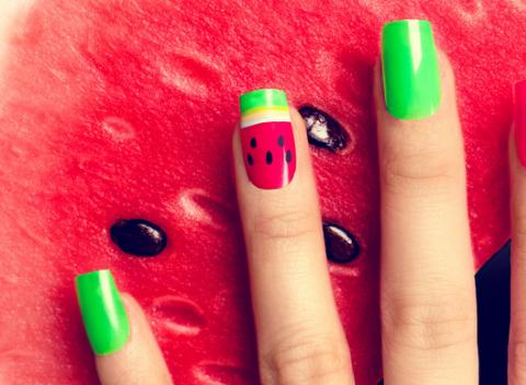 Profesionálne ošetrenie rúk a úprava nechtov. Gélové nechty, gél lak, japonská či klasická manikúra s parafínovým zábalom rúk v Lila Nails.