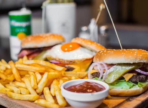 Zahryznite sa do šťavnatého burgera s cheddarom, slaninkou, oštiepkom a volským okom a k tomu si pridajte chutné hranolky a barbecue omáčku.