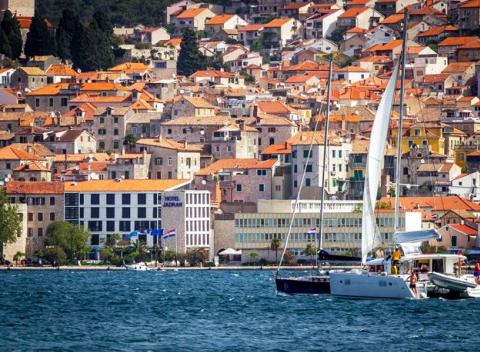 Oddychujte v samom centre Šibeniku priamo na nábreží s krásnou promenádou. Skvelá dovolenka v komfortnom hoteli Jadran s raňajkami v cene.