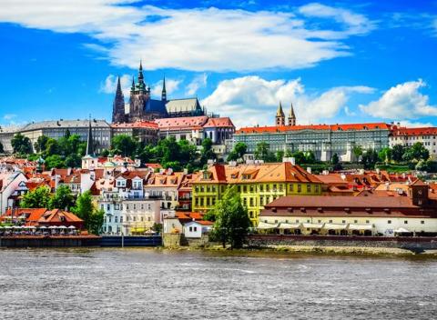 Spoznajte skryté zákutia historickej Prahy! Red and Blue Design Hotel je v pokojnom prostredí a zároveň blízko pamiatok.