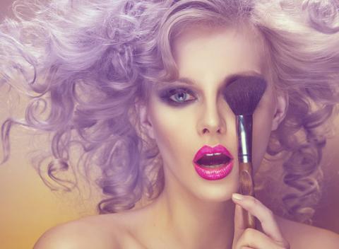 Objavte najnovšie svetové trendy v oblasti vizáže. Nový kreatívny workshop: Vizážistické minimum alebo Trendy make-up 2016.