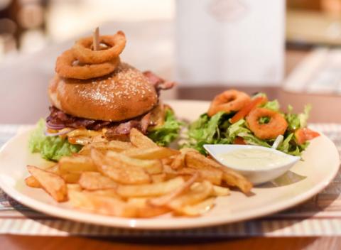 Hovädzí alebo kurací burger v dvoch prevedeniach so slaninkou či modrou plesňou a k tomu tradičné hranolky v sympatickom bistre LUST.