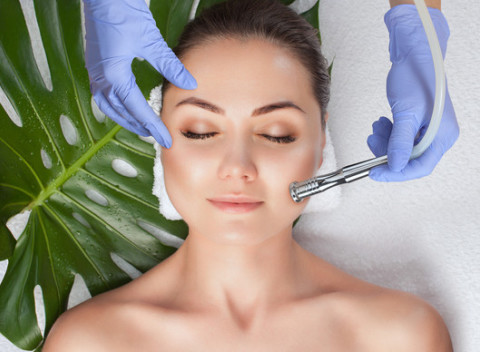 Diamantová mikrodermabrázia 3v1 alebo zimná hydratácia pleti kozmetikou Vie Collection.