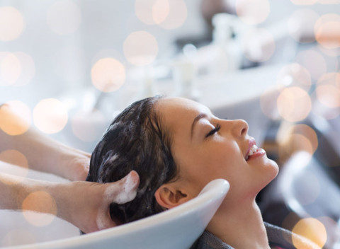 Ozdravný a regeneračný vlasový balíček na zničené vlasy od Salónu pod Hradom.