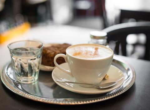 Ľadová káva s príchuťou alebo tradičné espresso, cappuccino či latte. Vychutnajte si pohodičku so skvelým nápojom v Joe & Valery.