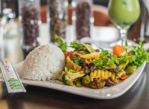 Autentické 3-chodové vietnamské menu v reštaurácii Bamboo. Vychutnajte si exotické predjedlo, obľúbenú polievku a výdatné hlavné jedlo. 