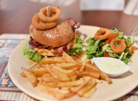 Hovädzí či kurací burger so slaninkou alebo syrom s modrou plesňou a k tomu hranolky a cibuľové krúžky s chilli omáčkou v bistre LUST.