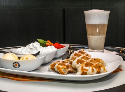 Vanilková alebo oriešková wafla so zmrzlinou alebo pravou šľahačkou a kávičkou podľa výberu. Doprajte si skvelú belgickú pochúťku.