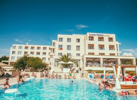 Nezabudnuteľná dovolenka v luxusnom 4* hoteli Luna Island na krásnom chorvátskom ostrove Pag s wellness, posilňovňou a s polpenziou v cene. 