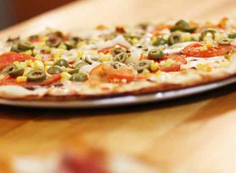 Chrumkavá pizza podľa vlastného výberu v reštaurácii Grémium. Doprajte si skvelú pochúťku, ktorú pripravia priamo pred vašimi očami. 