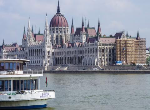 Luxusný pobyt pre dvoch v 5* hoteli Sofitel Budapest Chain Bridge v centre Budapešti. V cene raňajky, voľný vstup do spa, plavba po Dunaji. 