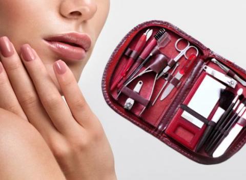 Každá dáma potrebuje mať vždy a všetko na poriadku. A predovšetkým, ak ide o krásu. Praktický 18-dielny set na manikúru a make-up.