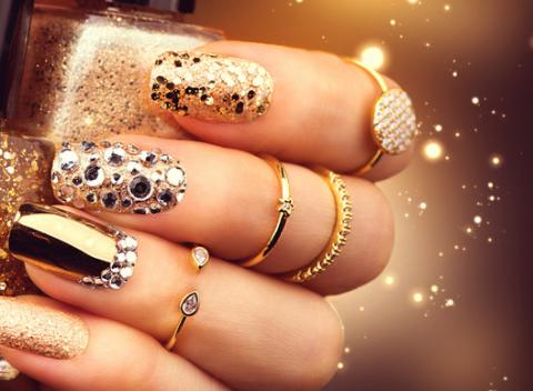 Gélové nechty, doplnenie alebo gél-lak. Prirodzenú krásu ženy je možné zvýrazniť nielen novým účesom, ale aj krásne upravenými nechtami.
