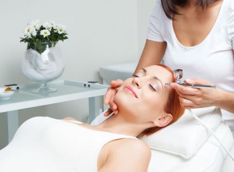 Mikrodermabrázia, biostimulačný laser či lymfodrenáž v dermatologickej ambulancii Juvederm. Bezbolestné procedúry pre krásnu a zdravú pleť. 