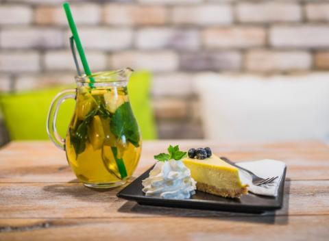 Domáci ľadový čaj a cheesecake v kaviarni Kávové zrnko. Osviežujúca marakuja a cheesecake je kombinácia, ktorá poteší.  