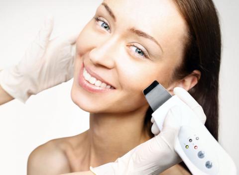 Ultrazvukové hĺbkové čistenie pleti. Vyhláste tak koniec zrohovatenej pokožke. Vhodné pre všetky typy pleti, v každom veku. 