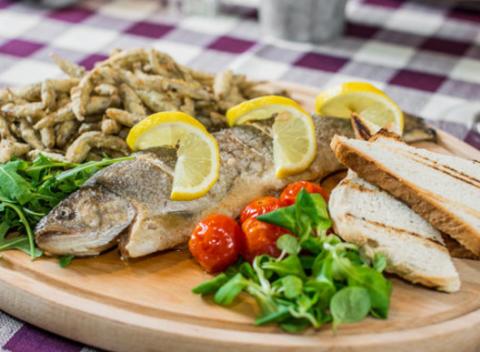 Domáce pomazánky, grilované rebrá a krkovička či pečený pstruh s ančovičkami pre dvoch. Výnimočný gastronomický zážitok na nábreží Dunaja.