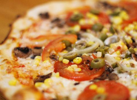 Chrumkavá pizza podľa vlastného výberu v reštaurácii Grémium. Vychutnajte si skvelú pochúťku, ktorú pripravia priamo pred vašimi očami.  