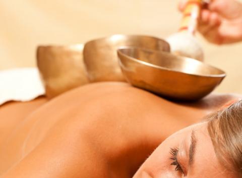 Doprajte svojmu telu a duši uvoľnenie na všetkých úrovniach. Ayurvédska masáž Abyanga alebo tibetská regeneračná masáž. 