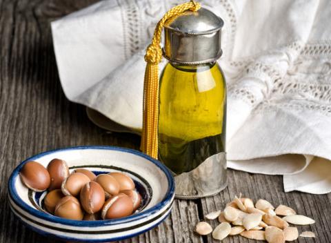 Marocký argánový olej na vlasy – 60 ml. Luxusná starostlivosť pre vaše vlasy od korienkov po končeky, ktorá vám dodá výživu a lesk.