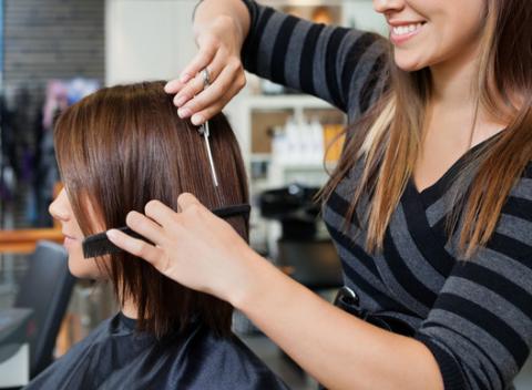 Dámsky strih, farbenie alebo spoločenský účes. V salóne Glorioso sa o vašu korunu krásy postará profesionálna kaderníčka.