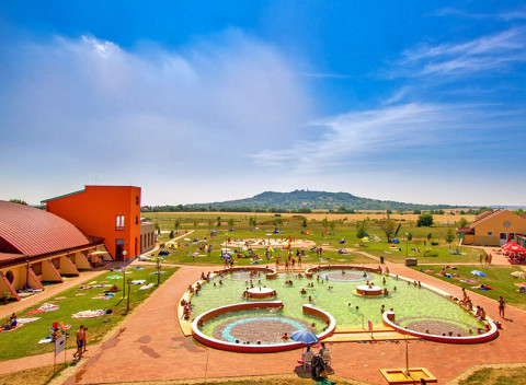 Celldömölk v penzióne s celodenným vstupom do vulkanických termálov a polpenziou.