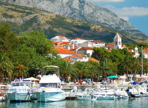 Vyrazte na dovolenku k moru. Ideálna destinácia - letovisko Baška Voda v Chorvátsku. Pobyt v hoteli Croatia iba 100 m od pláže, s raňajkami.