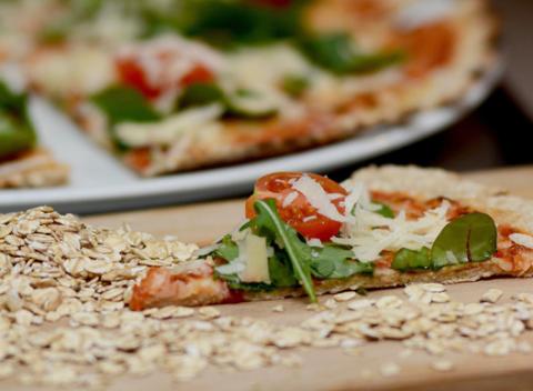 Pochutnajte si na skvelej pochúťke. Pizza pripravená zo 100 % ovsených vločiek, bez použitia múky, vajec, droždia a mlieka v pizzerii Evijo.