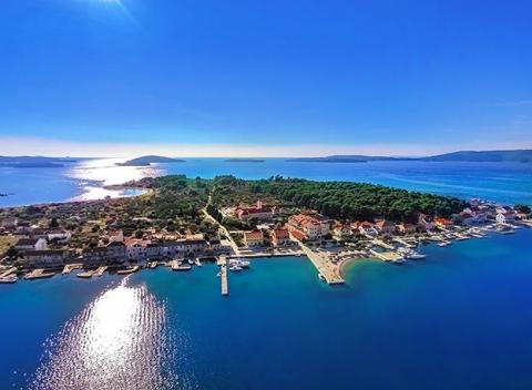 Doprajte si dovolenku na rajskom ostrove Krapanj neďaleko Šibenika v Chorvátsku. Útulný hotel Spongiola pri pláži s wellness a polpenziou.