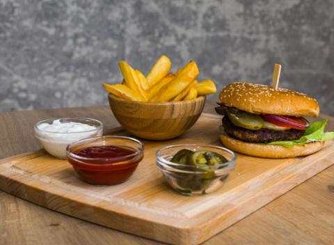 Doprajte si fajnovú pochúťku, Gurmán alebo Sedlák burger s hranolkami, čerstvou zeleninou a dresingom vo vynovenom Gurmánskom dvore.  