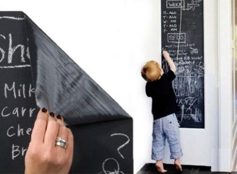 Buďte kreatívny v každom veku. Samolepiace tabule na kriedy v 2 rozmeroch. Stačí si ich rovno nalepiť na stenu či dvere. 