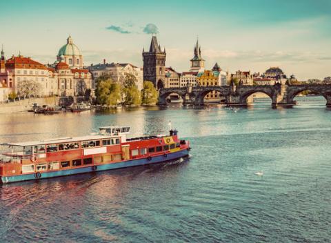 Vychutnajte si pohľad na pražskú metropolu a zažite fantastickú plavbu po Vltave. Hrad, Rudolfinum či Karlov most z inej perspektívy. 