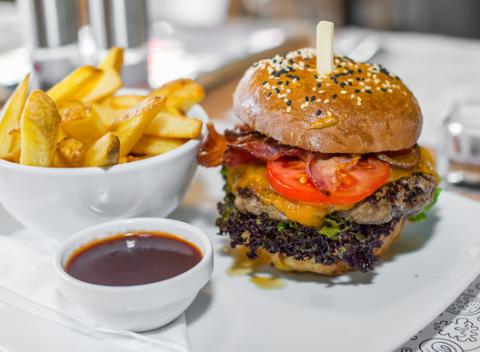 Hovädzí burger v domácej žemli so steakovými hranolkami v bistre na jednotku. Dobrôtka k zakusnutiu z kvalitných surovín. 