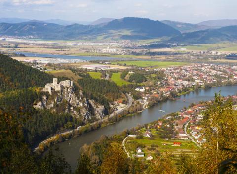 Relax uprostred krásnej horskej prírody v Rajeckých Tepliciach. Ubytovanie na 2 alebo 3 noci v penzióne Antik s raňajkami a masážou. 