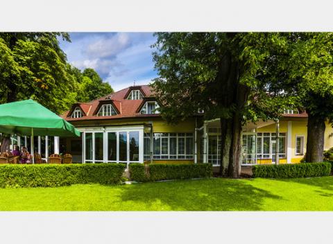 Oddych v krásnom prostredí kúpeľného mesta Trenčianske Teplice. Pobyt v komfortnom PARKHOTELI**** na Baračke s polpenziou a wellness. 