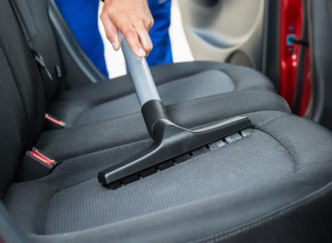 Keď aj stopár schová pred vami tabuľku je čas na generálne vyčistenie auta. Kompletné umytie exteriéru, interiéru, či tepovanie sedačiek.