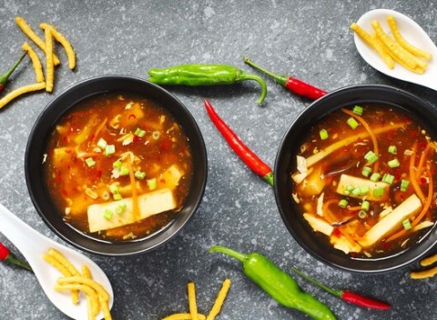 Kuracia sladkokyslá a ostrokyslá polievka - tradičná špecialitka v ázijskej reštaurácii Jasmín.