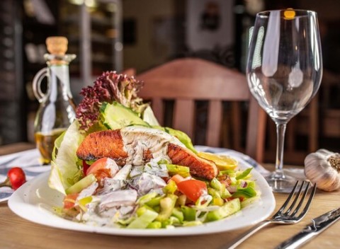 Steak z lososa v Pizza & grill Búdková - 150 g losos morský na ľahkom šaláte s kôprovým dresingom.
